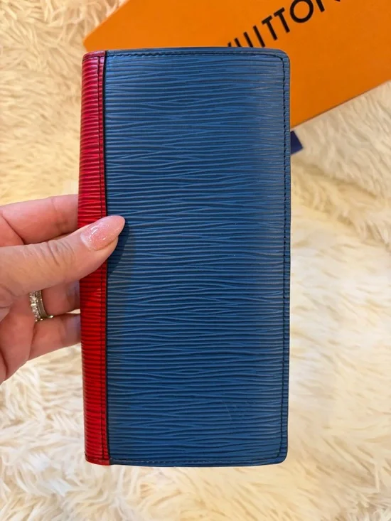 LOUIS VUITTON EPI LEATHER BIFOLD WALLET - Picture 2 of 7